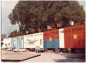 Cartelloni di solidarietà con il Vietnam al Festival dell'Unità a Bologna